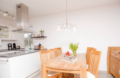Heringsdorf House | Reethus, 3 bedrooms + 1 infant, 2 bathrooms, fireplace, sauna, outdoor whirlpool, garden, WLAN