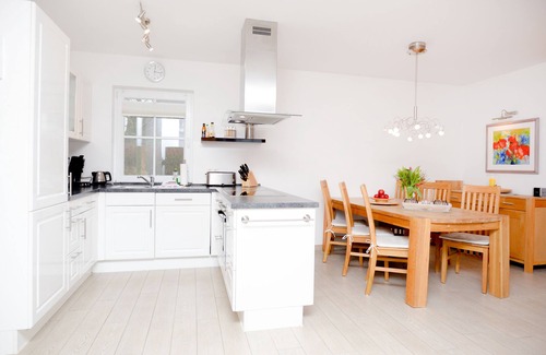 Heringsdorf House | Reethus, 3 bedrooms + 1 infant, 2 bathrooms, fireplace, sauna, outdoor whirlpool, garden, WLAN
