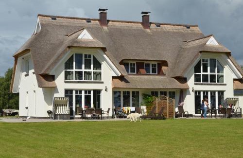 Lobbe Villa | Reethus am Strand - Haushälfte 1 mit Kamin, Sauna