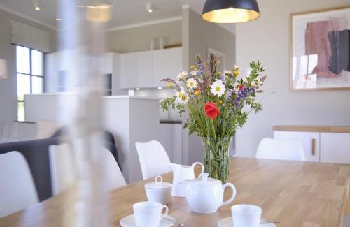 Dranske Villa | Reetland am Meer - Luxus Reetdachvilla mit 3 Schlafzimmern, Sauna und Kamin H18