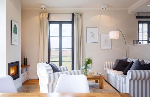 Kreptitz House | Reetland am Meer - Premium Reetdachvilla mit 2 Schlafzimmern, Sauna und Kamin E04