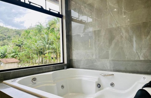 Joinville House | Refúgio na encantadora Estrada Bonita - Joinville