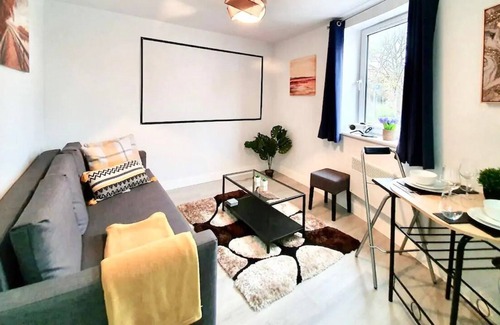Kirkdale Apartment | Ref.562💫Luxurious Flat, Parking, Near City & LFC