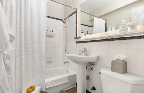 Radnor - Fort Myer Heights Apartment | Refined 2BR King Suite with Gym and Lounge