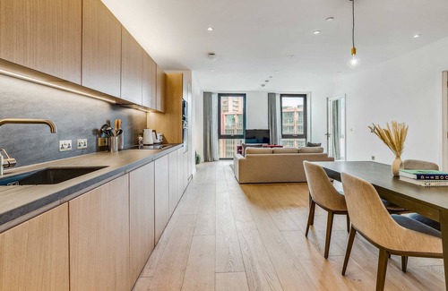 St. Pancras and Somers Town Apartment | Refined 3-bedroom Condo