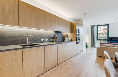 St. Pancras and Somers Town Apartment | Refined 3-bedroom Condo