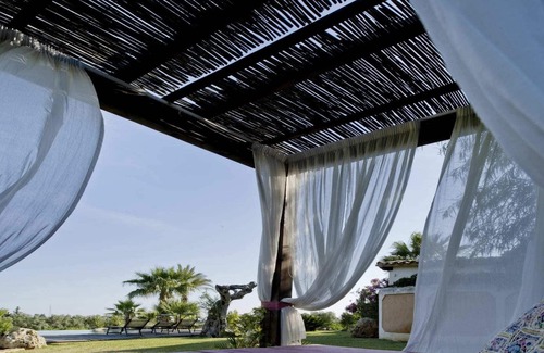 Castelvetrano Villa | Refined villa embellished by a large green park