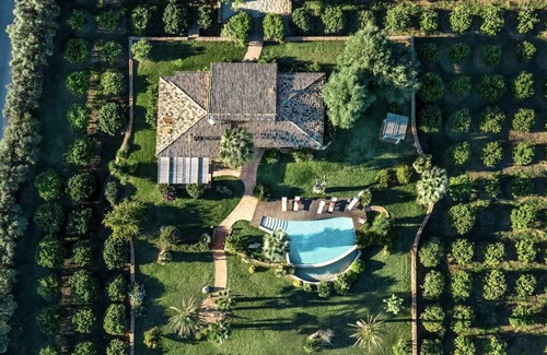 Castelvetrano Villa | Refined villa embellished by a large green park