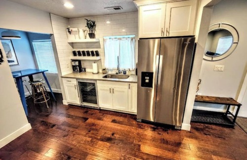 South Salt Lake House | Reflection Bnb - 3 Kings, 4 Tvs, 2 Baths, Garage