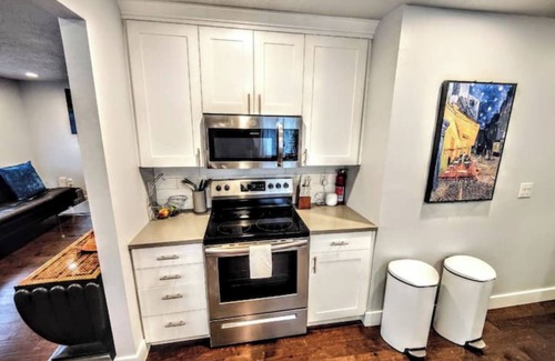 South Salt Lake House | Reflection Bnb - 3 Kings, 4 Tvs, 2 Baths, Garage