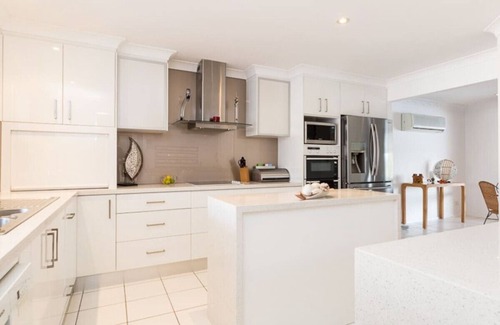Broadbeach Waters Apartment | Reflections @ Broadbeach (Heated Pool) #NEW!