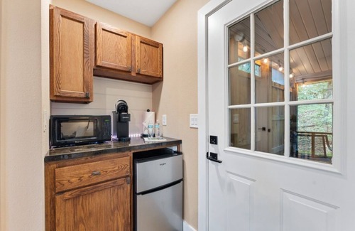 Branson Cottage | REFLECTIONS COTTAGE - Private Hot Tub and Fire Pit
