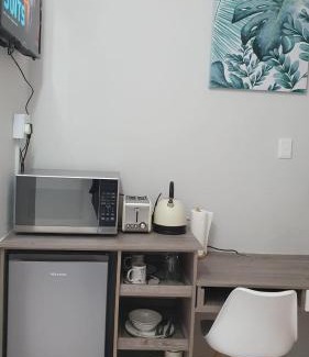 Edenvale House | Refresh Cottage Near OR Tambo Airport & Edenvale