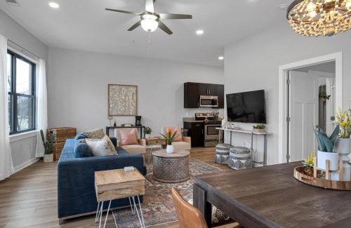Hillsboro Village House | REFRESHING 2 bedroom, 3 bed Nashville condo with FREE Parking Near Restaurants