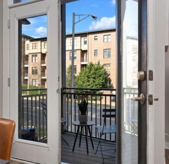 Hillsboro Village House | REFRESHING 2 bedroom, 3 bed Nashville condo with FREE Parking Near Restaurants
