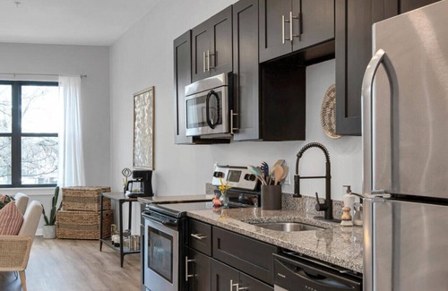 Hillsboro Village Condo | REFRESHING 2 bedroom, 3 bed ★ Nashville condo w/FREE Parking +Near Restaurants