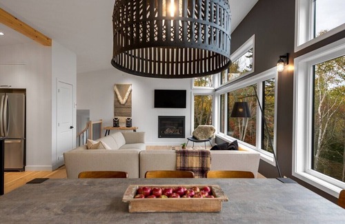 Les Eboulements Ski Chalet | Refuge 2: Ultimate Retreat, Spa and River View