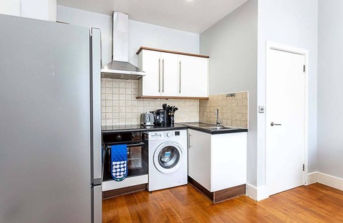 Northcote Apartment | Refurbished St.Johns Hill Apartment