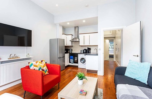Northcote Apartment | Refurbished St.Johns Hill Apartment