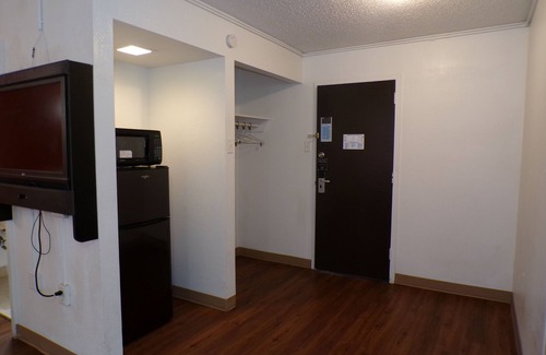 Lincoln Hotel | REGAL 8 INN & SUITES