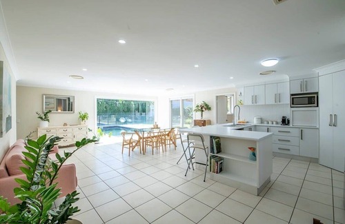 Dubbo House | Regand Retreat - Pool, Luxurious Family Home