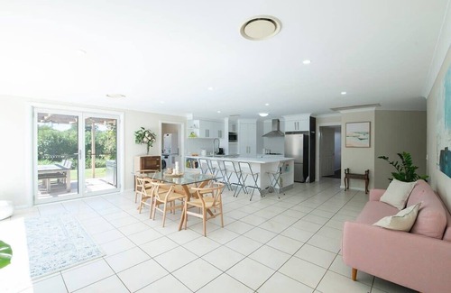 Dubbo House | Regand Retreat - Pool, Luxurious Family Home