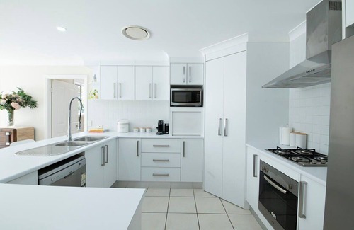 Dubbo House | Regand Retreat - Pool, Luxurious Family Home