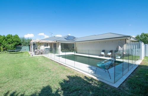 Dubbo House | Regand Retreat - Pool, Luxurious Family Home