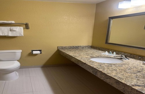 New London Hotel | Regency Inn and Suites - Non-Smoking Double Bed With Kitchen