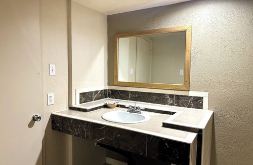 Raisin Hotel | Regency Inn Fresno