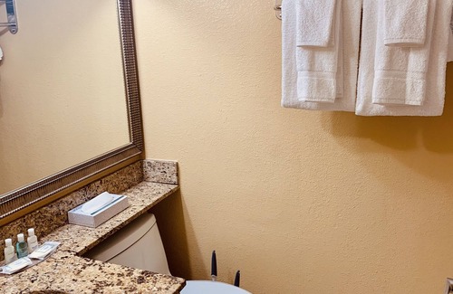 New London Hotel | Regency Inn & Suites New London, Mystic