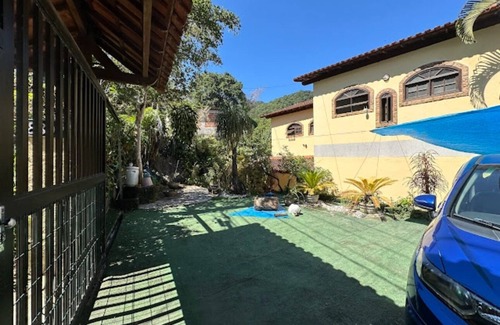 Jacarepagua House | Relax in nature with a mountain climate. Pets are allowed, because of the pool and barbecue.