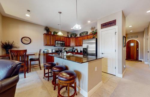 Fieldstone Bluffs Apartment | Relax a While