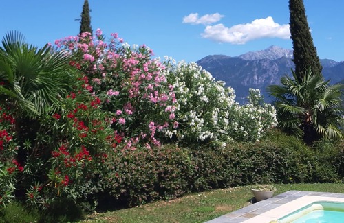 Azzano House | Relax and comfort in the apartment in a villa, with a wonderful view of the lake and private pool