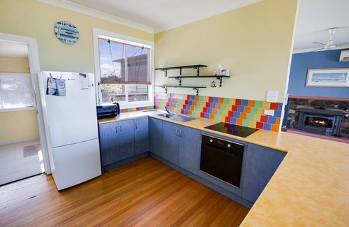 Kalimna House | Relax and enjoy the magnificent 180-degree, uninterrupted water views