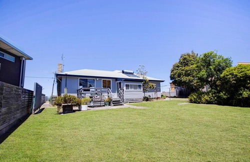 Kalimna House | Relax and enjoy the magnificent 180-degree, uninterrupted water views