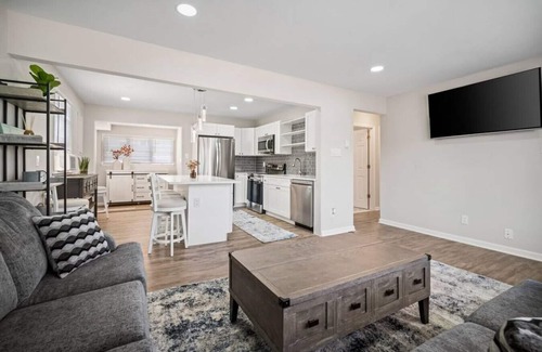 Southend Condo | Relax and enjoy the Beach + Beautifully updated!