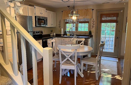 The Galena Territory Cottage | Relax and enjoy this Country Charm!