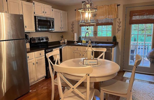 The Galena Territory Cottage | Relax and enjoy this Country Charm!