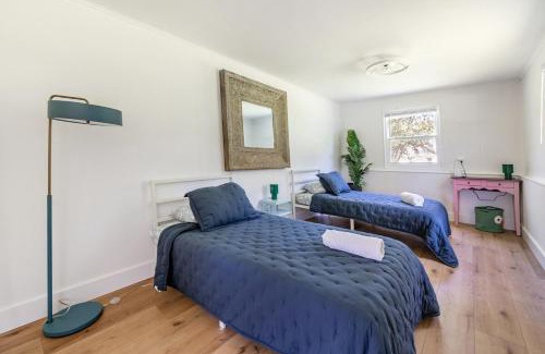 Knoxville House | Relax and Explore - Knoxville Stay with Hot Tub and Grill