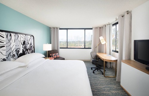 Seybold Hotel | Relax and Recharge! Free Breakfast and Outdoor Pool Access! Pets Allowed!