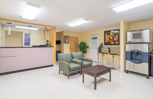 Lookout Valley Neighborhood Association Resort | Relax and Recharge in Knights Inn Chattanooga! Free Parking Onsite