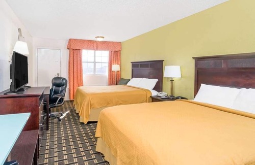 Lookout Valley Neighborhood Association Resort | Relax and Recharge in Knights Inn Chattanooga! Free Parking Onsite