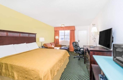 Lookout Valley Neighborhood Association Resort | Relax and Recharge in Knights Inn Chattanooga! Free Parking Onsite