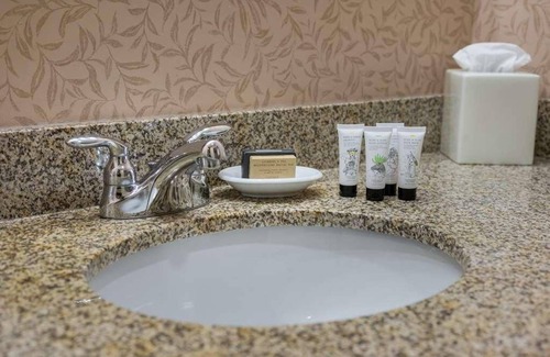 Port Angeles Resort | Relax and Recharge! Outdoor Pool, Pets Allowed Close to Waterfront Park!