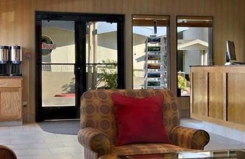 Port Angeles Resort | Relax and Recharge! Outdoor Pool, Pets Allowed Close to Waterfront Park!