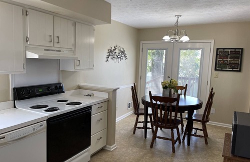 Middletown House | Relax and roam, close to shop and eateries and 1 mile expressway