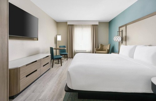 Marathon Hotel | Relax and Unwind! Amazing Room, Free Breakfast, Outdoor Pool w/Fantastic View
