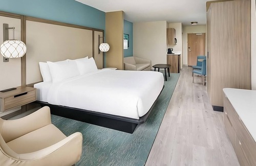 Marathon Hotel | Relax and Unwind! Amazing Room, Free Breakfast, Outdoor Pool w/Fantastic View
