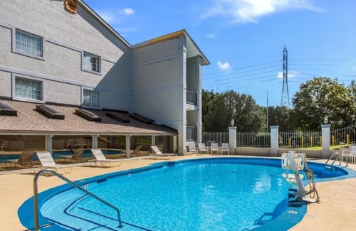 Merry Oaks House | Relax and Unwind! Budget-friendly, Free Parking & Breakfast, Onsite Pool